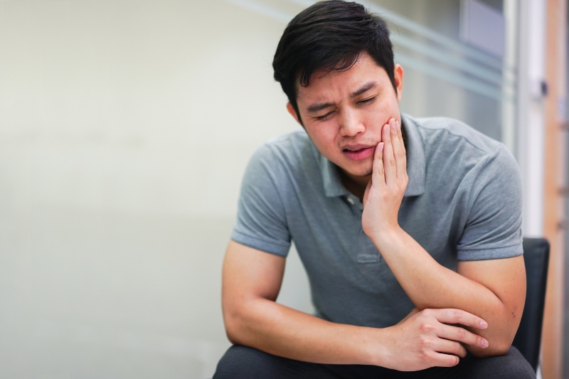 Man suffering from TMJ disorder & in need of urgent treatment in Tempe, AZ