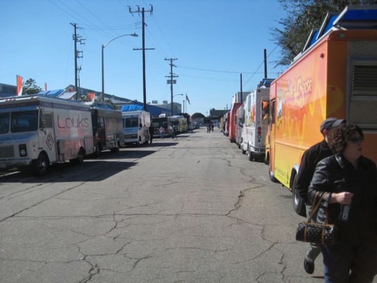 food trucks on the road at tempe diablo stadium